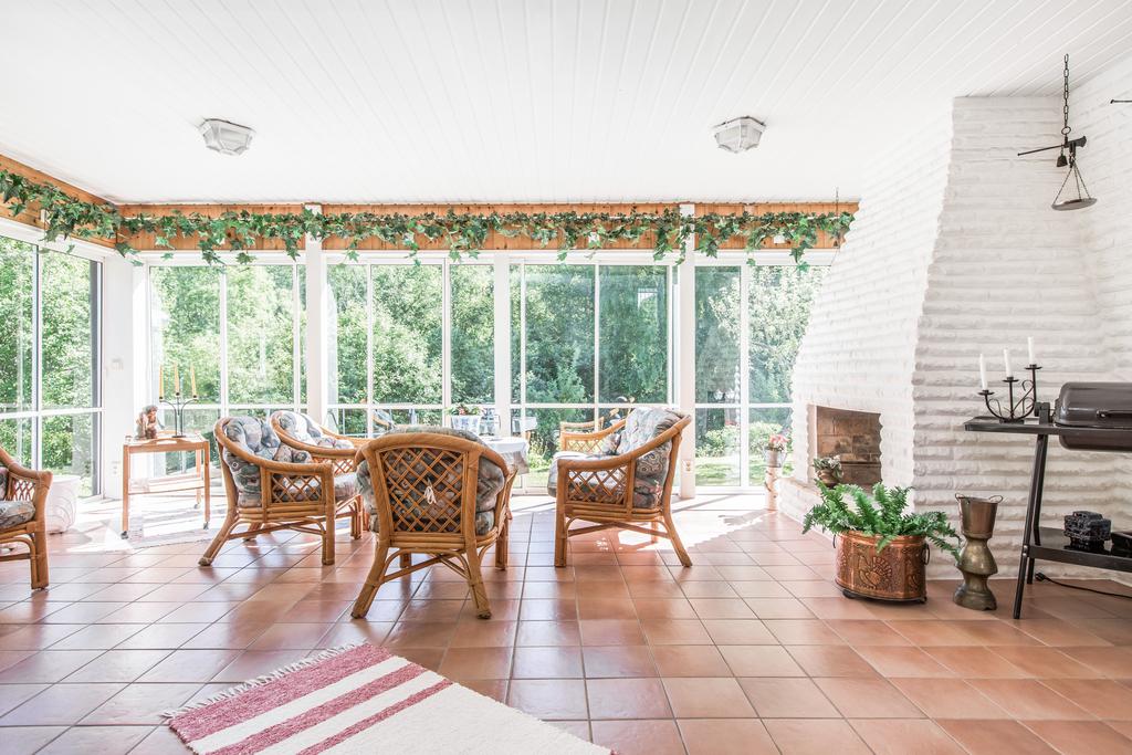 Inglasat uterum med skjutdörrar, öppenspis  och vattenburen golvvärme.