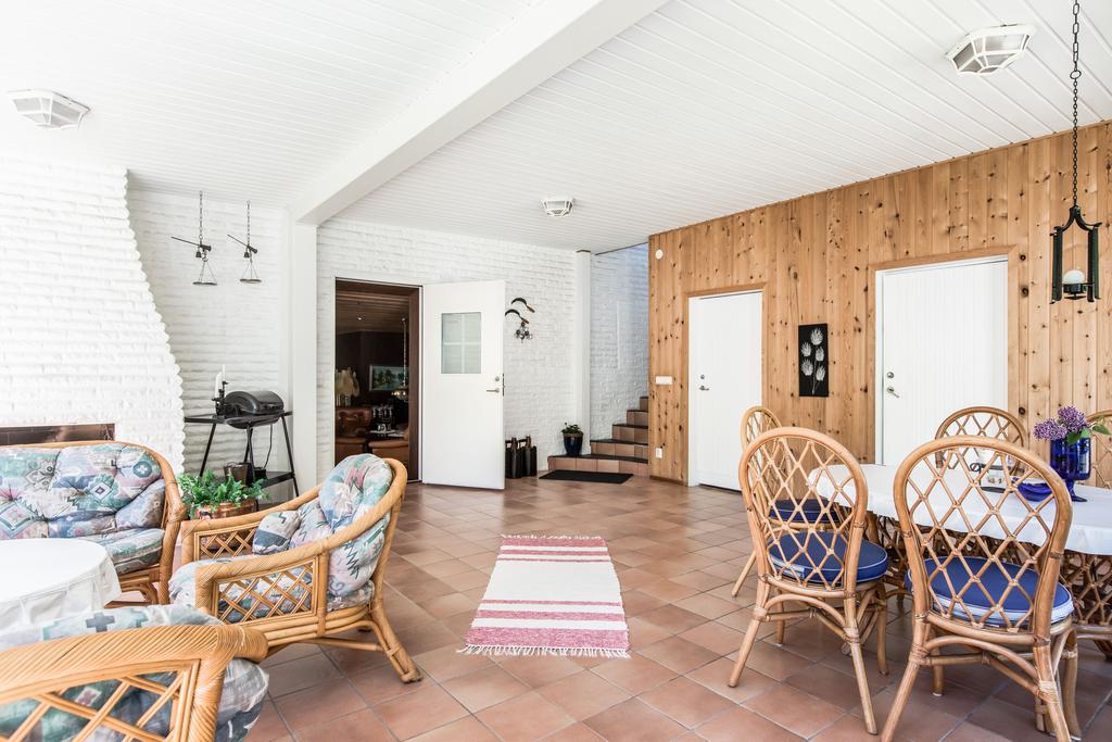 Vänstra dörren till matkällare och den högra till pannrum