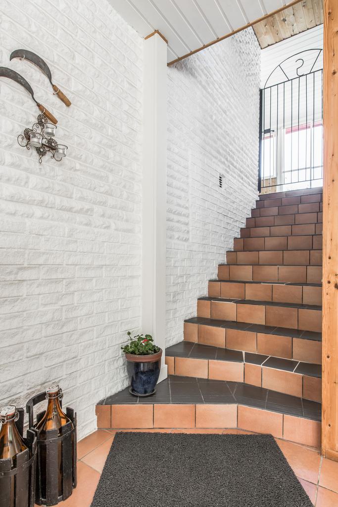 Trapp upp till altan vid entrén