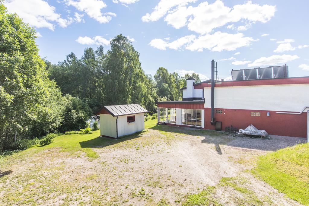 Goda parkeringsmöjligheter bakom garage.