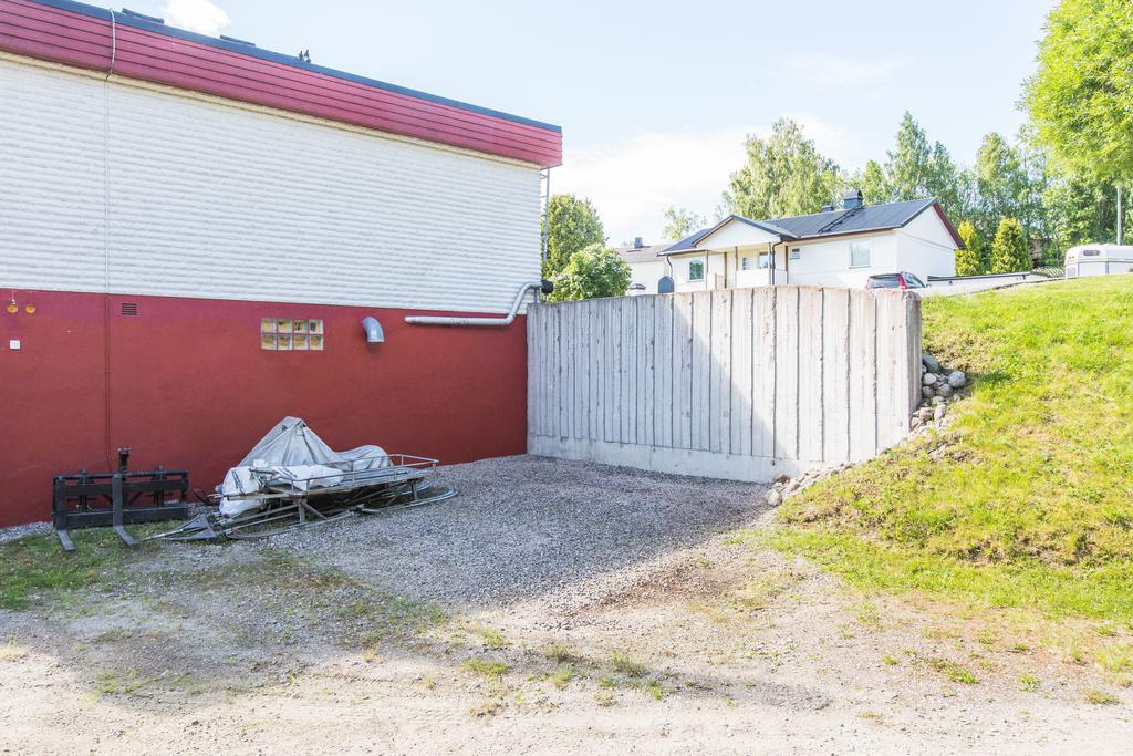 Goda parkeringsmöjligheter bakom garage.