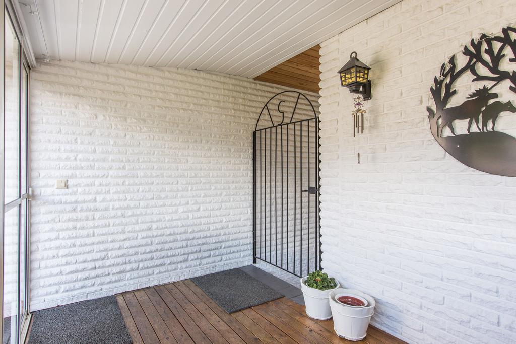 Grind för trapp ner till inglasat uterum