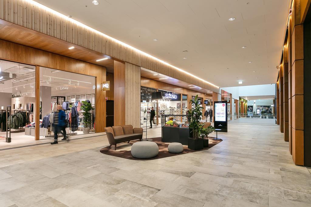 Ett stenkast bort ligger Mölndals galleria