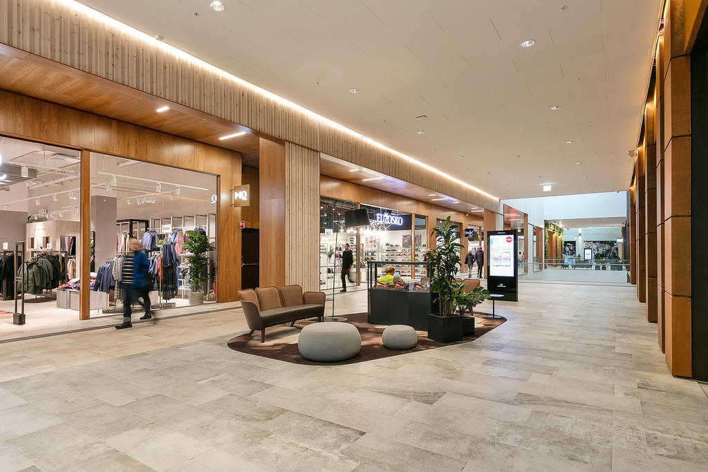 Ett stenkast bort ligger Mölndals galleria
