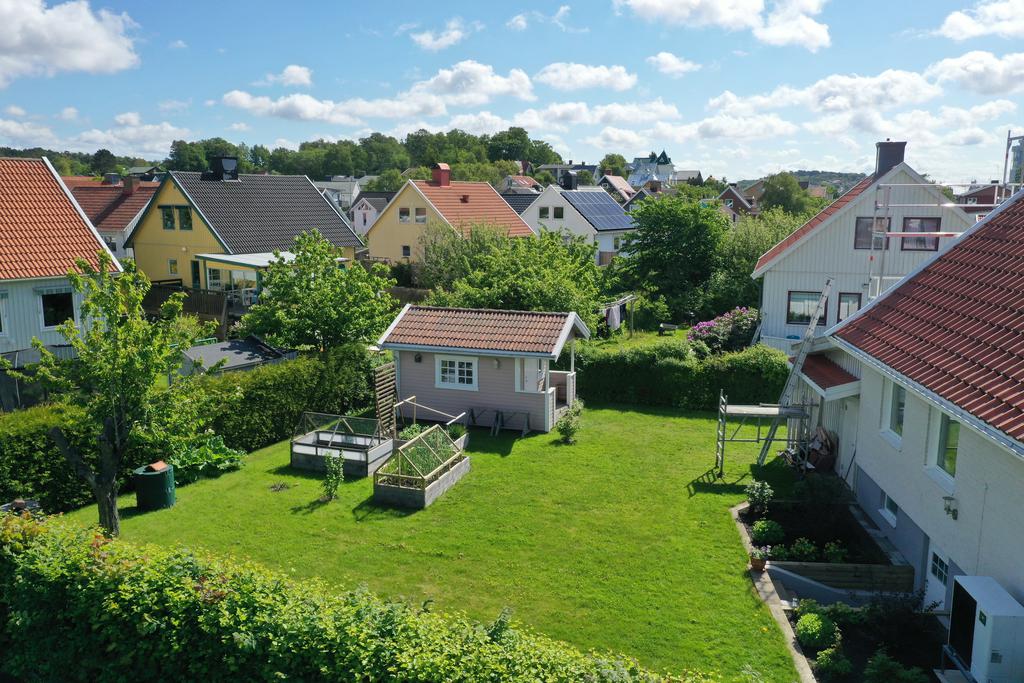 På baksidan ges plats för både trädgårdsliv och lek