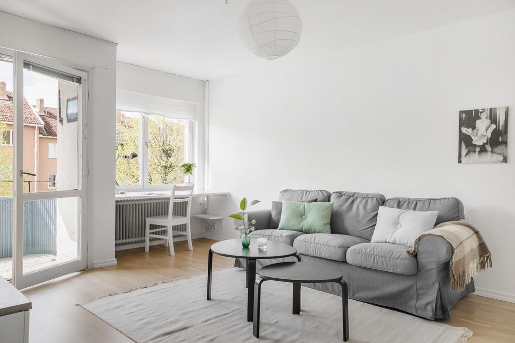 Ljust vardagsrum med utgång till balkong