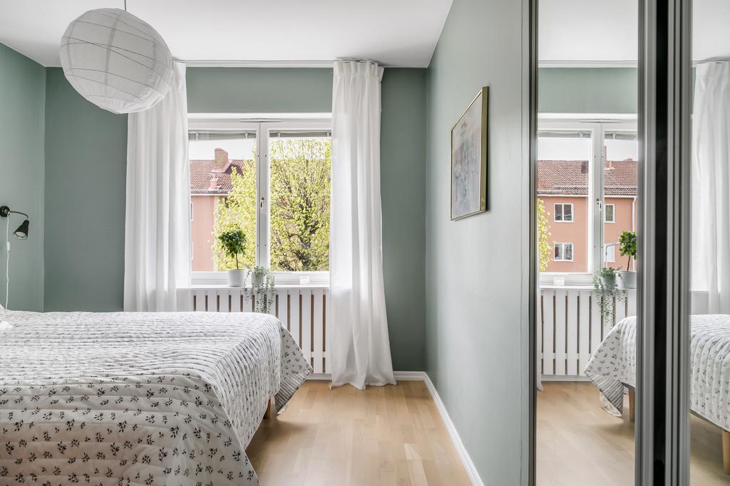 Harmoniskt sovrum med förvaring