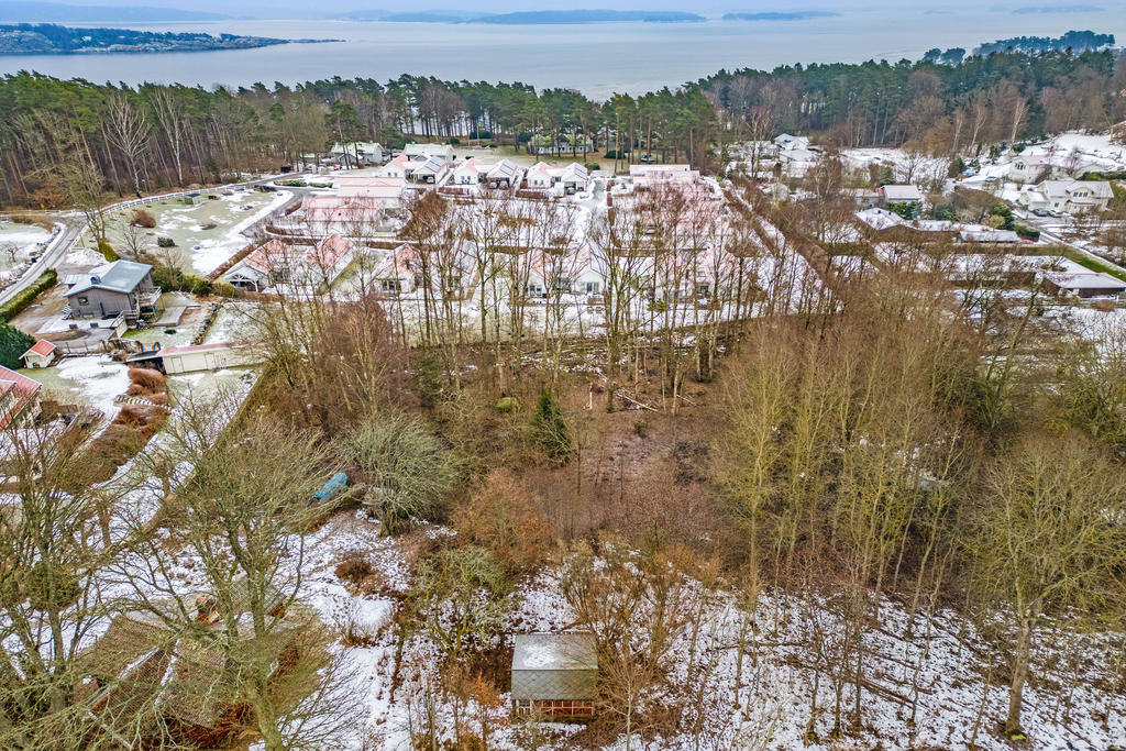 Stor tomt om 3 240 kvm med förhandsbesked om bygglov och servitut på väg