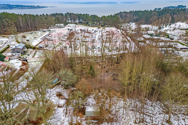 Stor tomt om 3 240 kvm med förhandsbesked om bygglov och servitut på väg