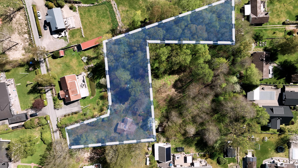 Tomten är 3 435 kvm och ligger utom plan. Servitut på väg finns. 