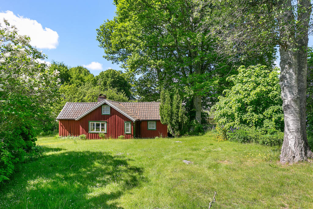 Ett charmigt hus om 46 kvm fördelat på tre rum och kök. 