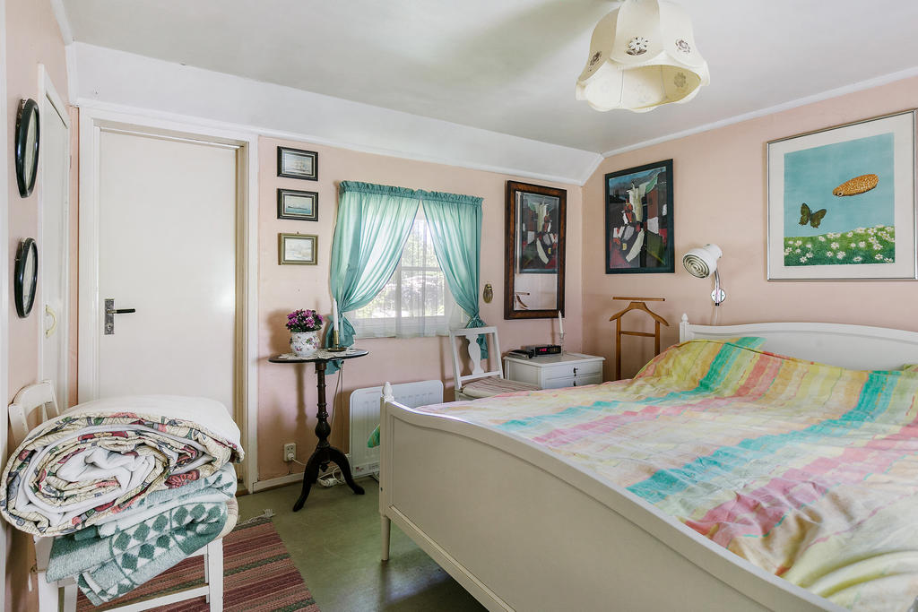 Sovrum och i anslutning ligger husets badrum med dusch och tvättmaskin