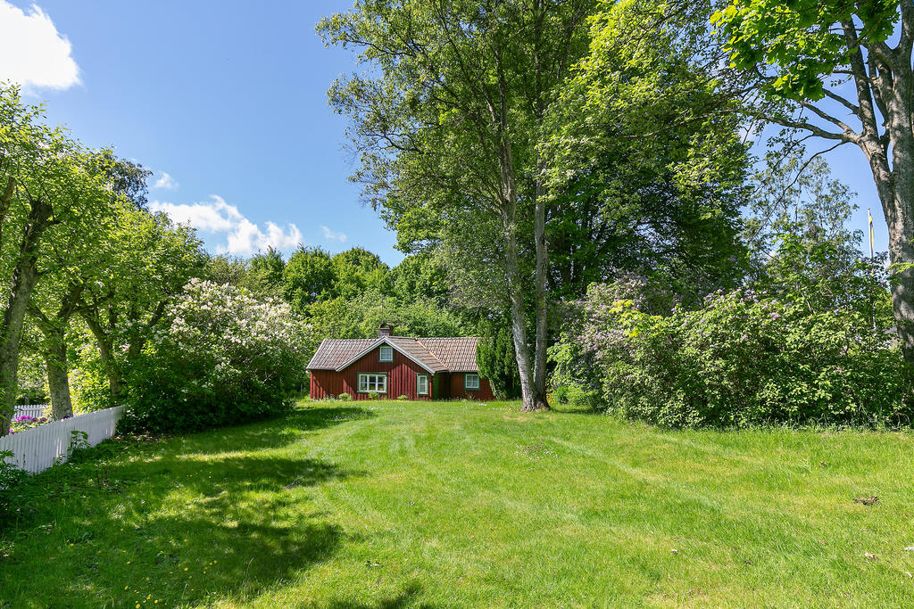 Huset ligger på en lummig tomt om 3 435 kvm. Kommunalt V/A inkopplat. 