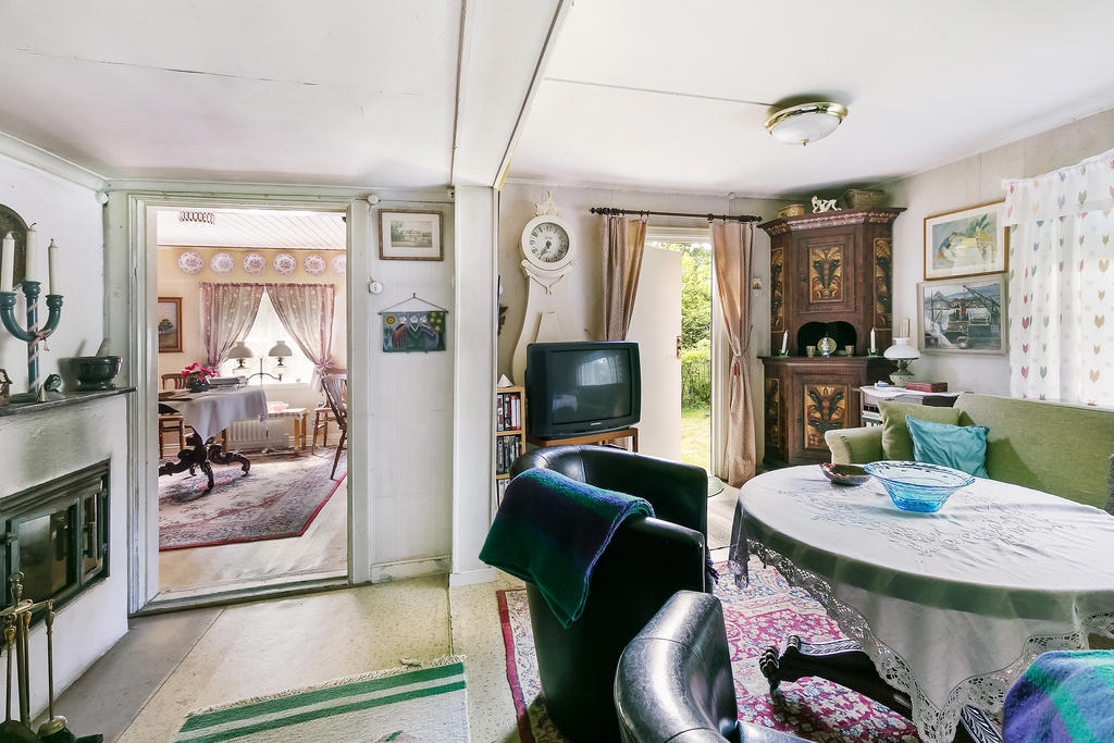 Vardagsrum mot matsalen och dörr ut till trädgården. 