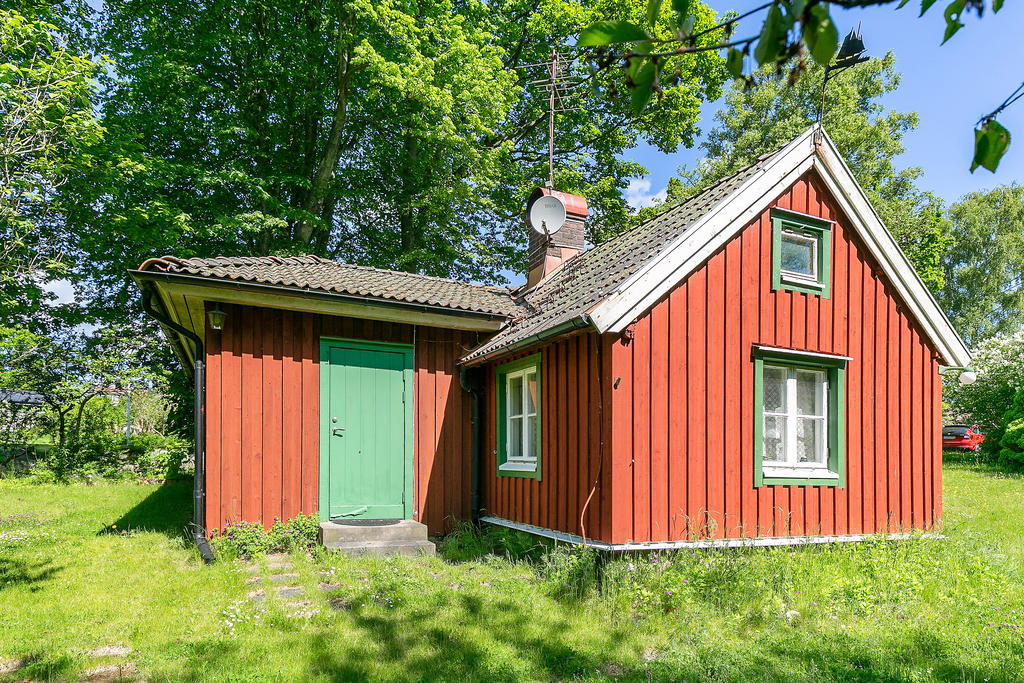 En trappa upp finns en större vind med fönster, perfekt för förvaring eller som sovloft