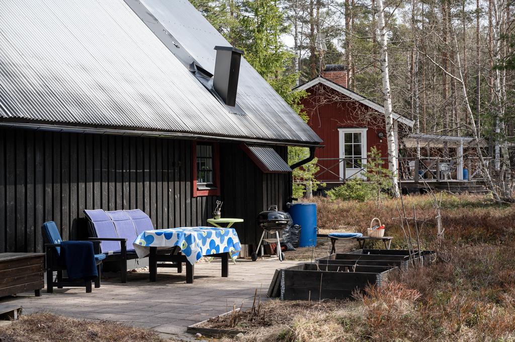 Uteplats längsmed långsida.