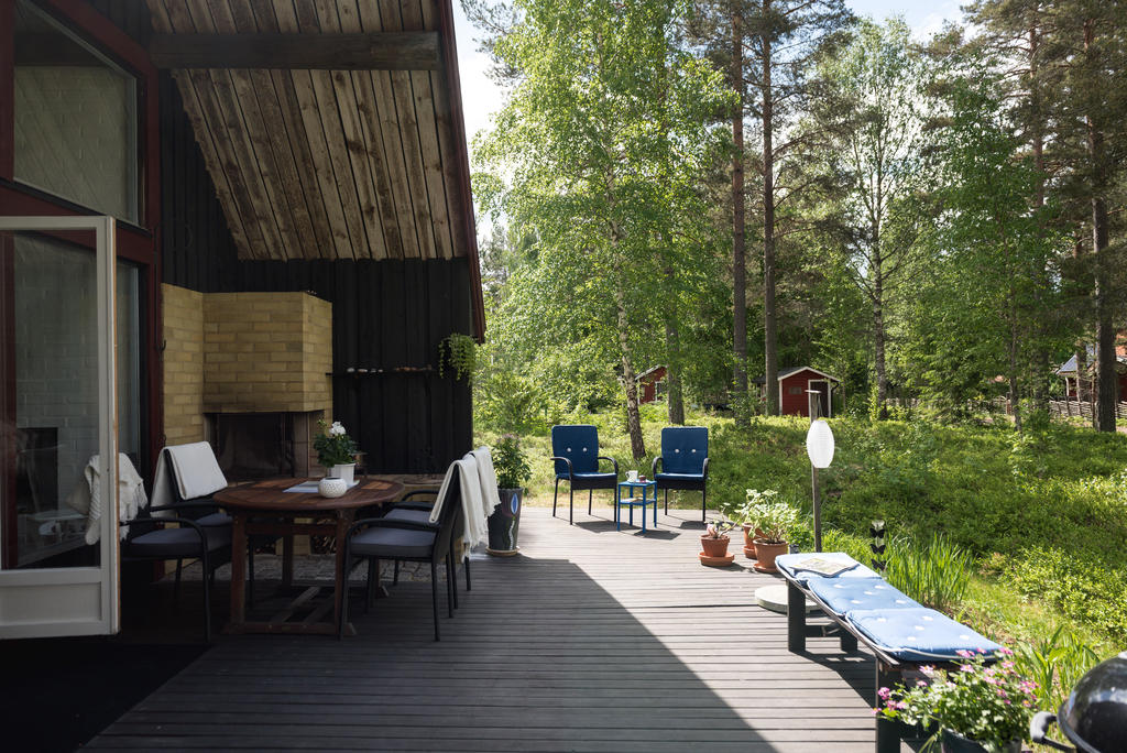 Uteplats delvis under tak.