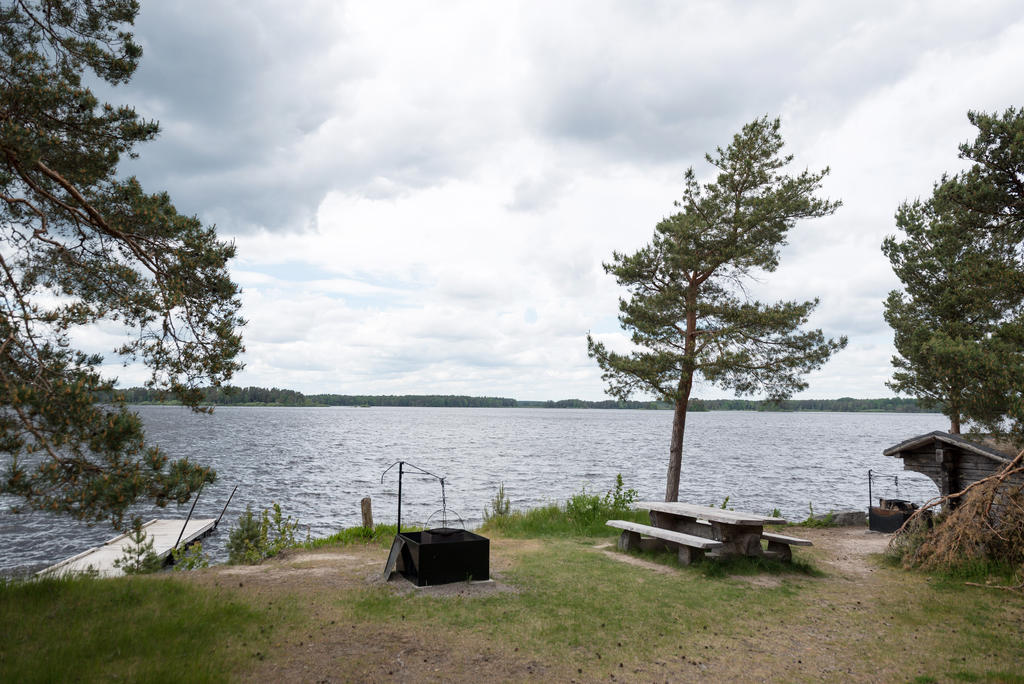 Grillplats och vindskydd.