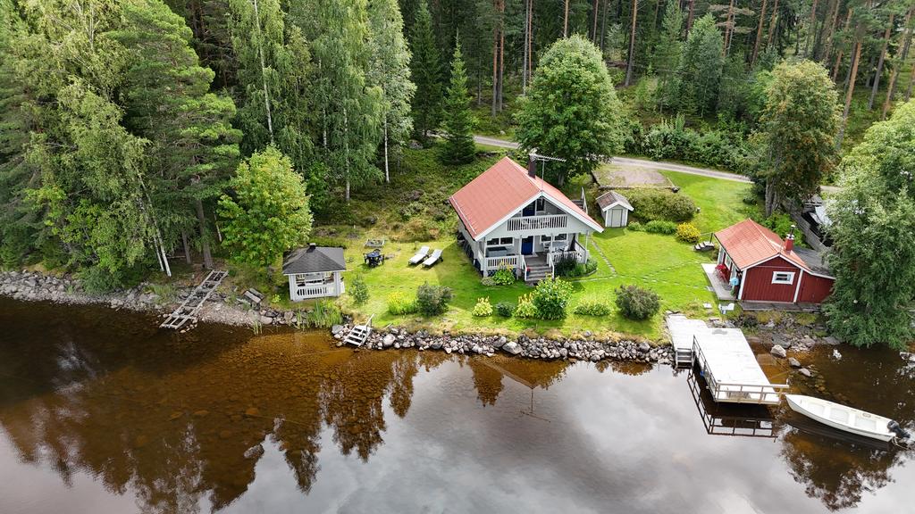 Fantastisk sjötomt med egen brygga, badstege och båtramp.