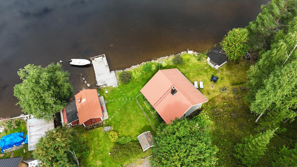 Drönarbild på fastigheten rakt ovanifrån