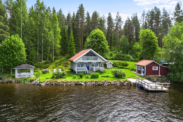 Fantastisk sjötomt med egen brygga, badstege och båtramp.