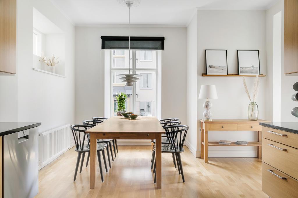 Plats för stort matbord och fönster i tre väderstreck