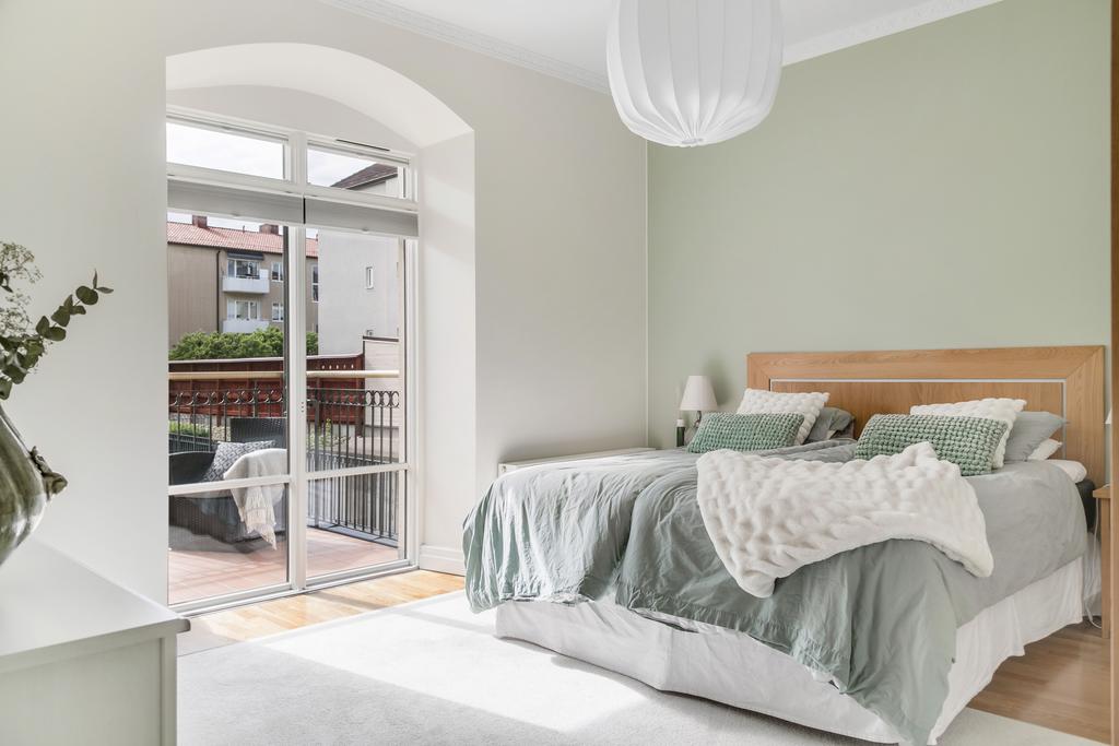 Inbjudande och ljust master bedroom