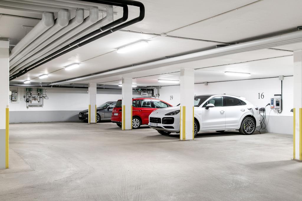 Lyxigt med varmgarage som nås via trapphuset eller hiss. Möjlighet till elladdstolpe