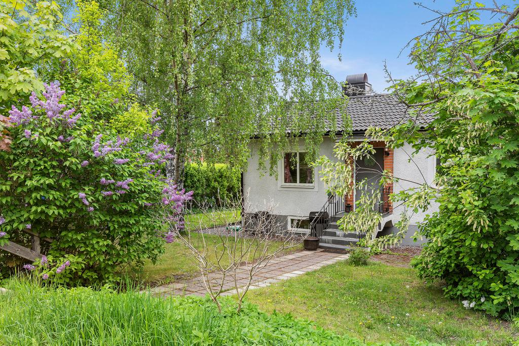 Detta charmiga 50-talshus med en lummig trädgård med flertalet äppel- och päronträd