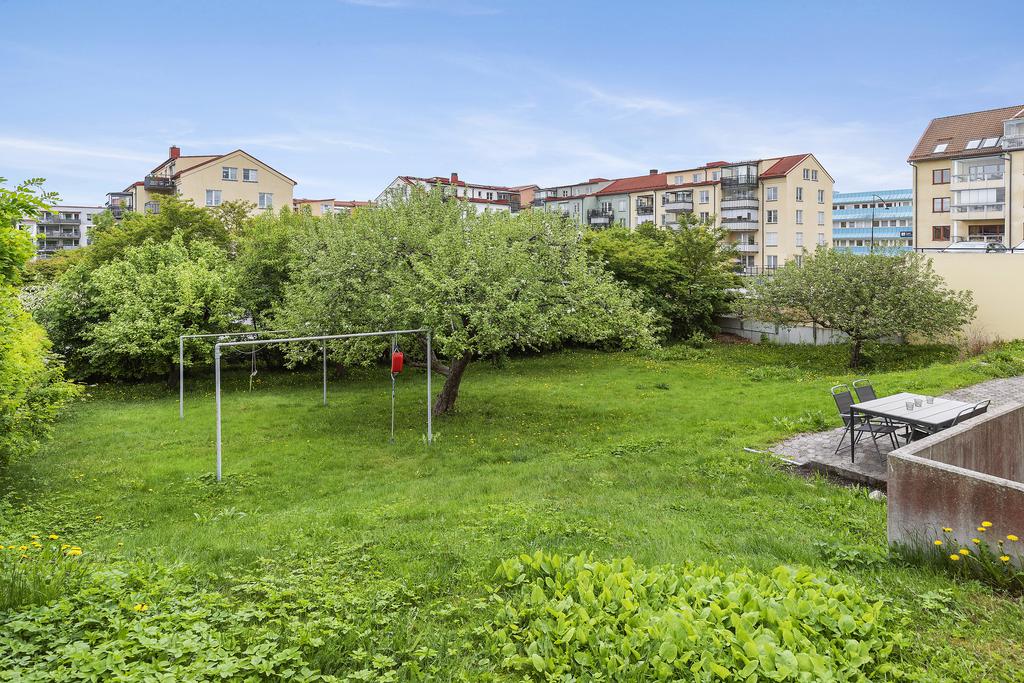 På baksidan av huset finns en stor tomt, perfekt för boll-och kubbspel