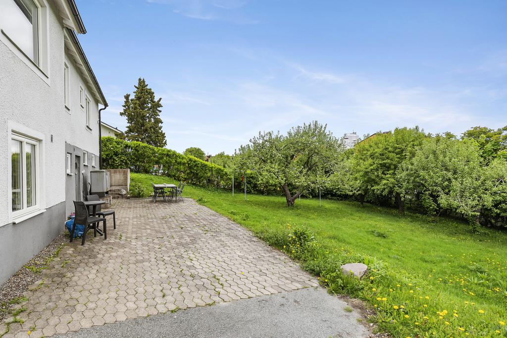 Stor stenlagd uteplats