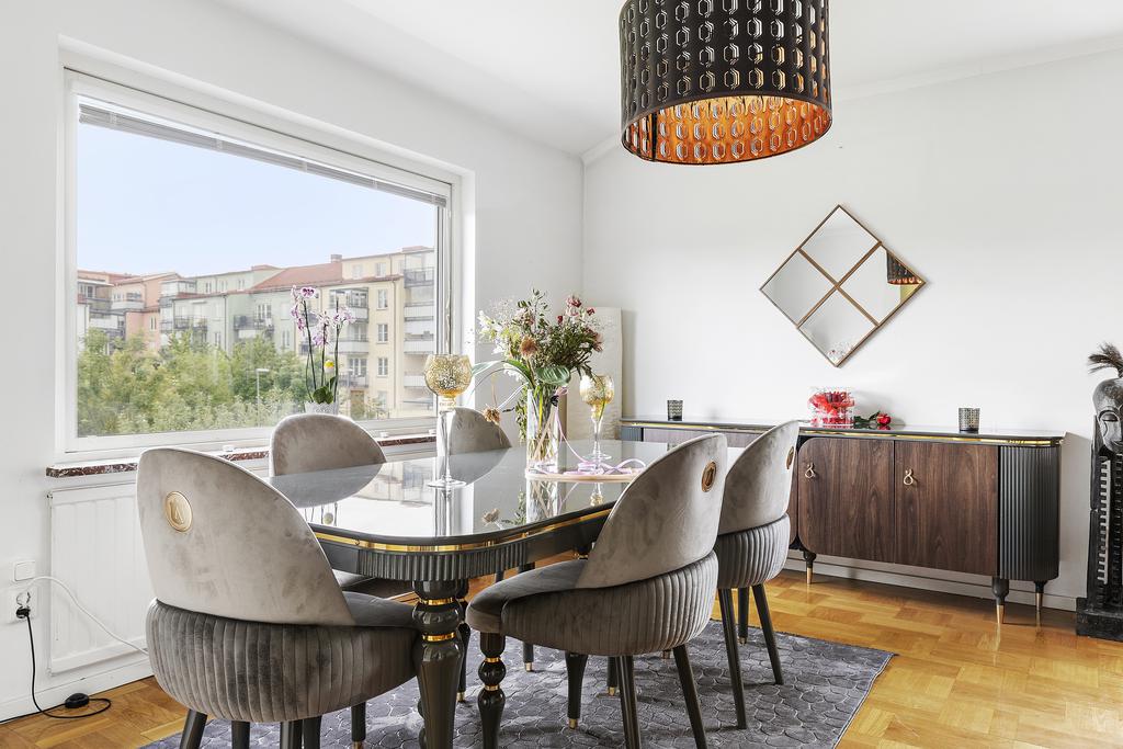 Här finns plats för ett stort matbord för den som önskar