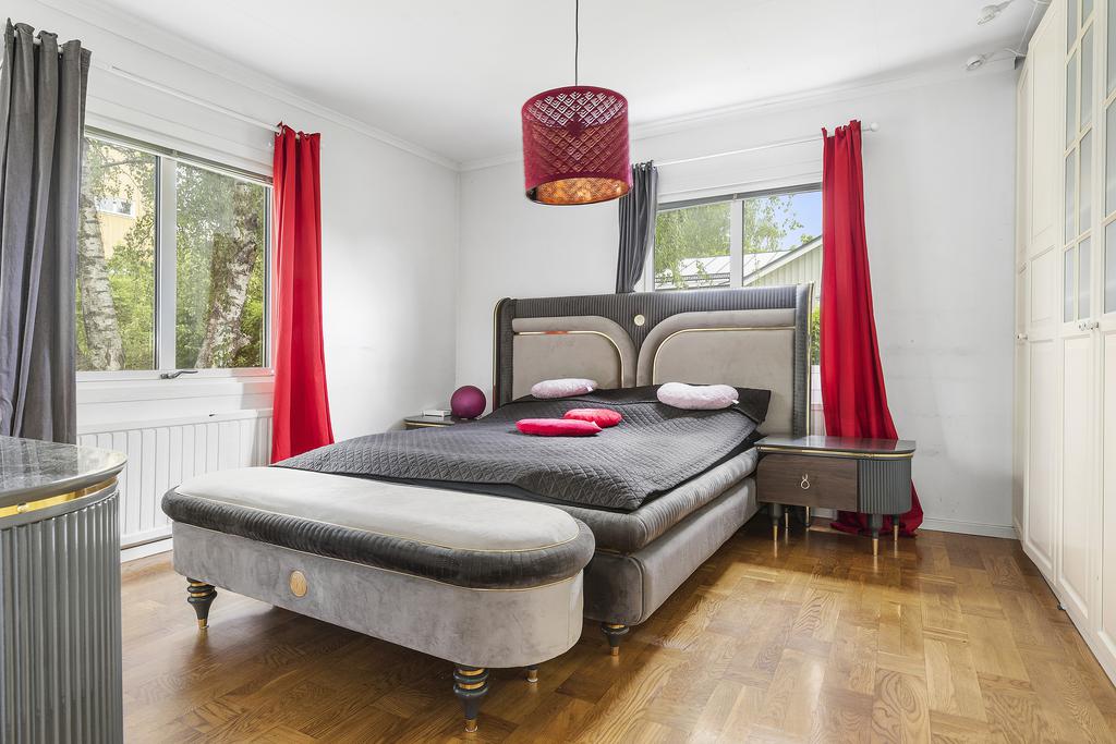 Stort master bedroom på entréplan