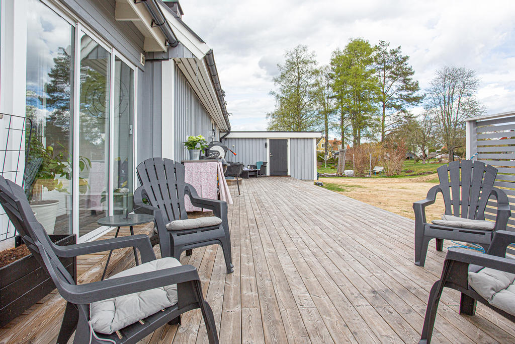 Stor altan på baksidan av huset