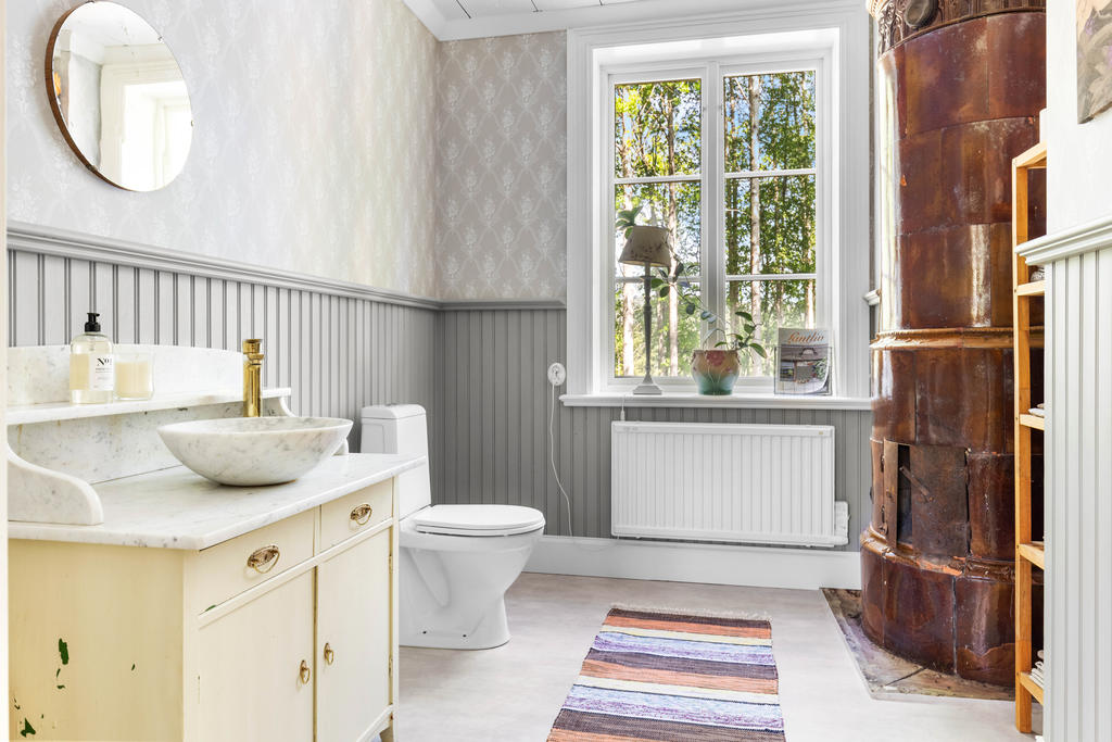Wc-rummet är av sällan skådat slag, för hur många toalettrum har en kakelugn?