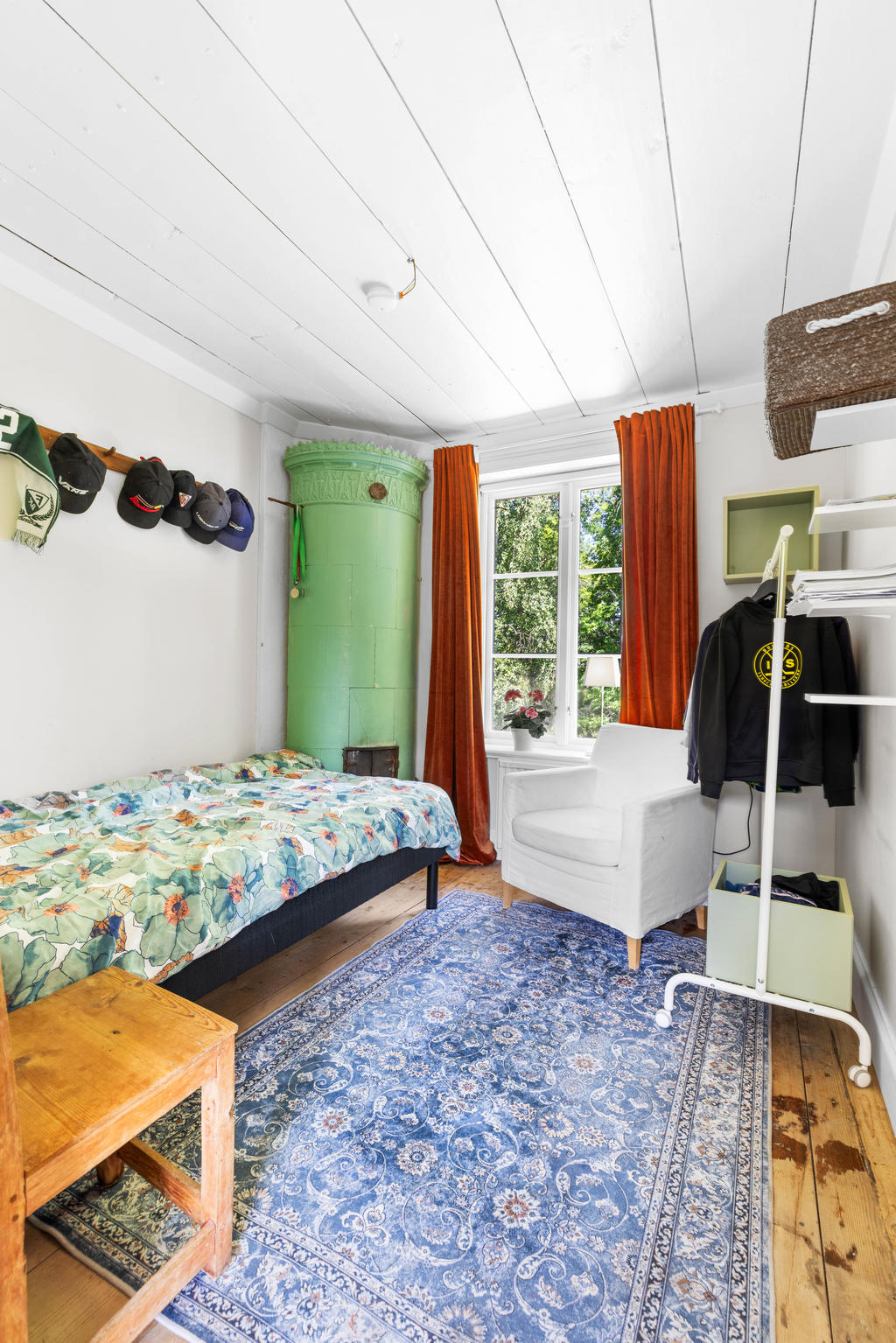 Det mindre sovrummet på övervåningen har plats för enkelsäng och här finns även en kakelugn