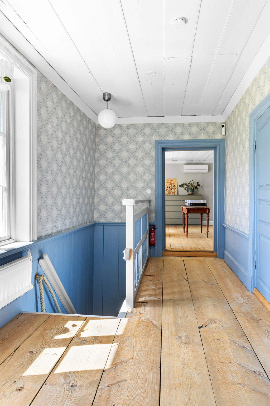 Långsmal hall varifrån man når övervåningens alla utrymmen