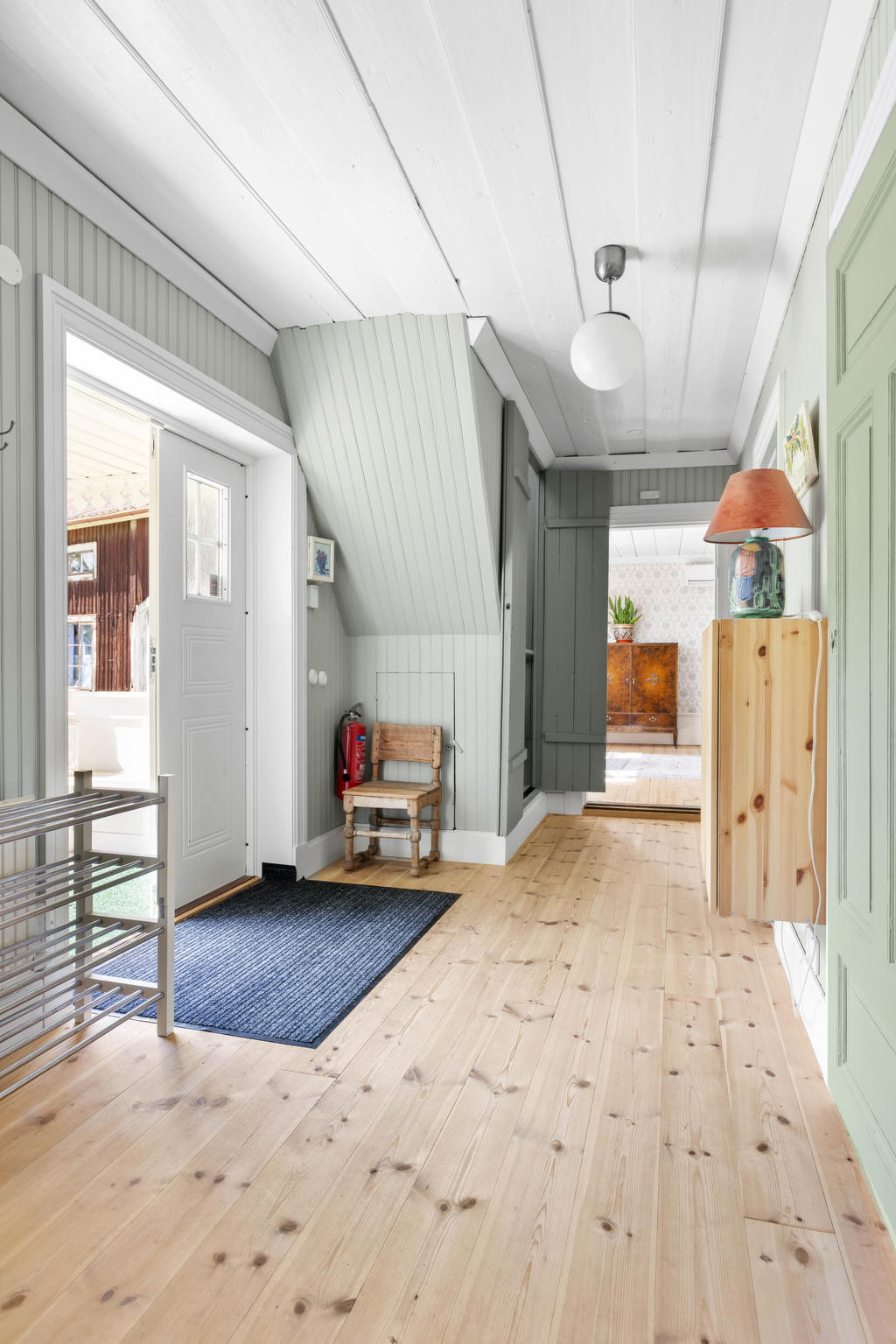 I entréhallen finns förvaring i platsbyggt skåp och liten skrubb under trappen