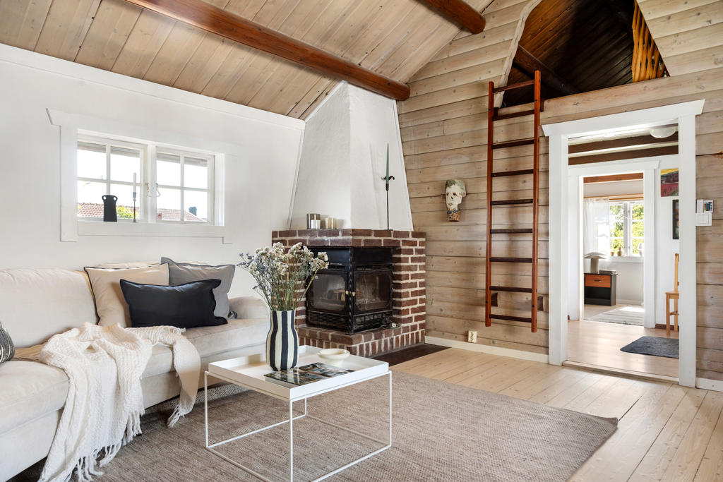 Här ovan finns ett loft - perfekt för extra sovplatser eller myshörna för barnen