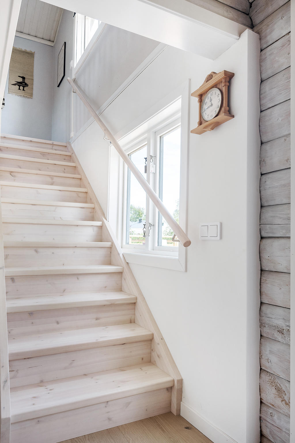 Trappan leder upp till husets tredje sovrum. Här finns master bedroom med egen gästtoalett.