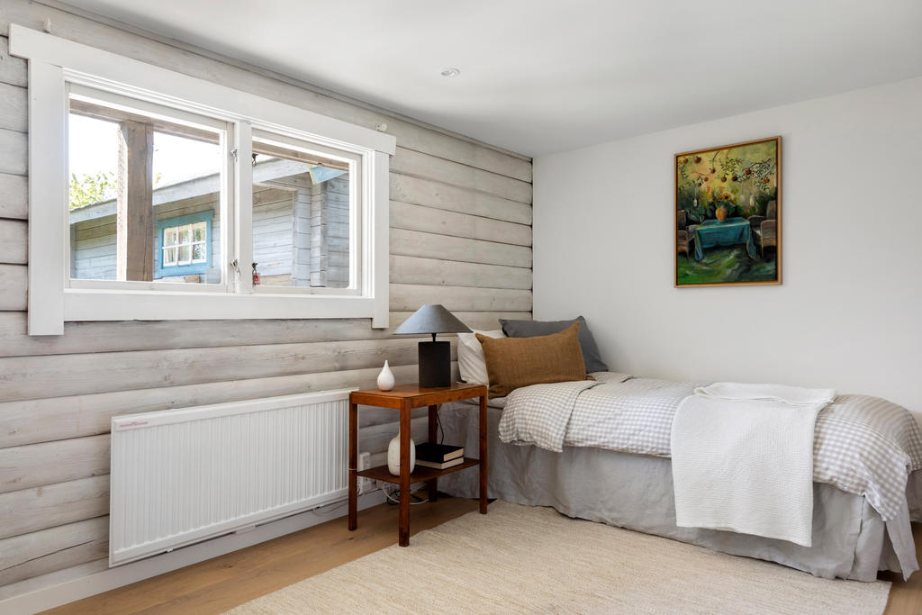 Det andra sovrummet ligger bredvid trappan till övre plan. Här får man plats med en dubbelsäng om man önskar.