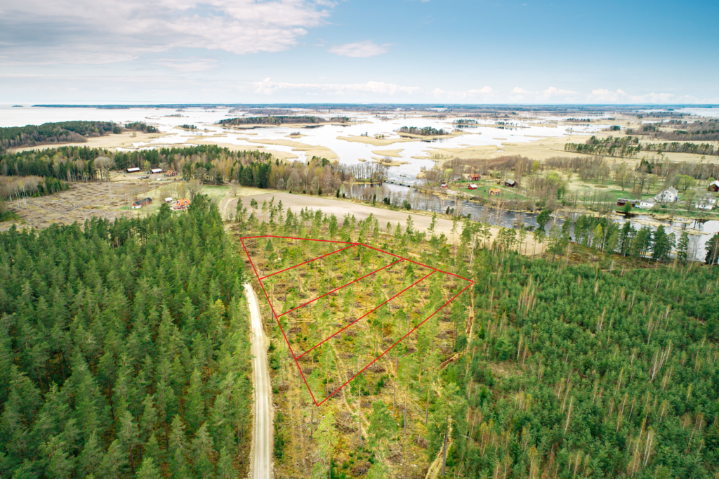 Ungefärlig bild av tomtgränser, notera att tomtgräns kommer att löpa längs med grusväg mot vattnet
