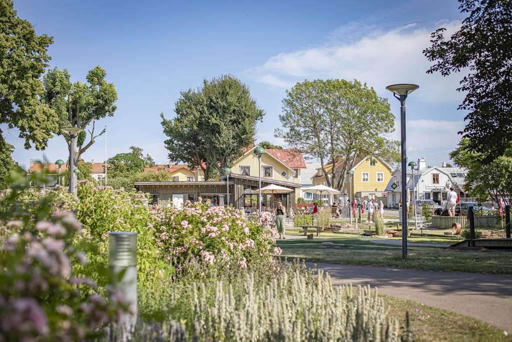 Borgholm i sommarskrud. Områdesbild, avvikelser kan förekomma.