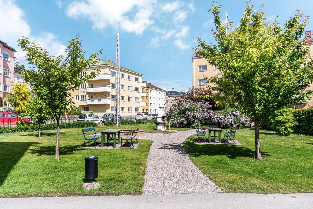 Flera sittplatser på innergården