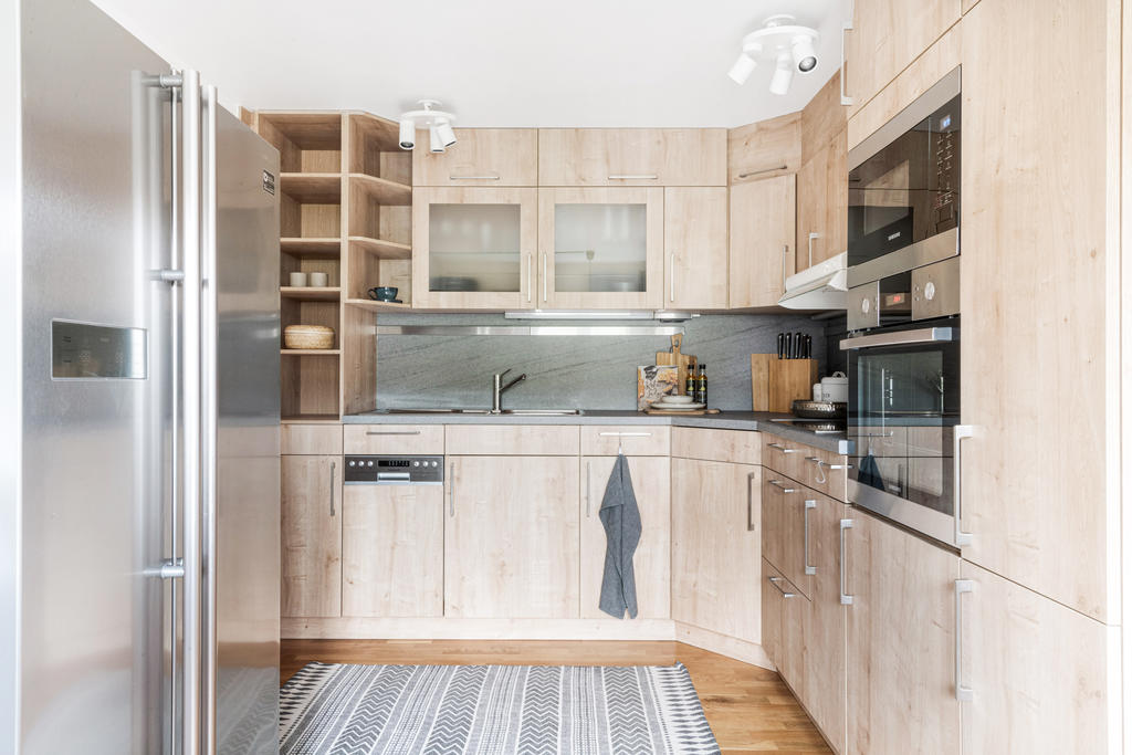 Kök med side-by-side kyl-frys och ugnar i bra arbetshöjd