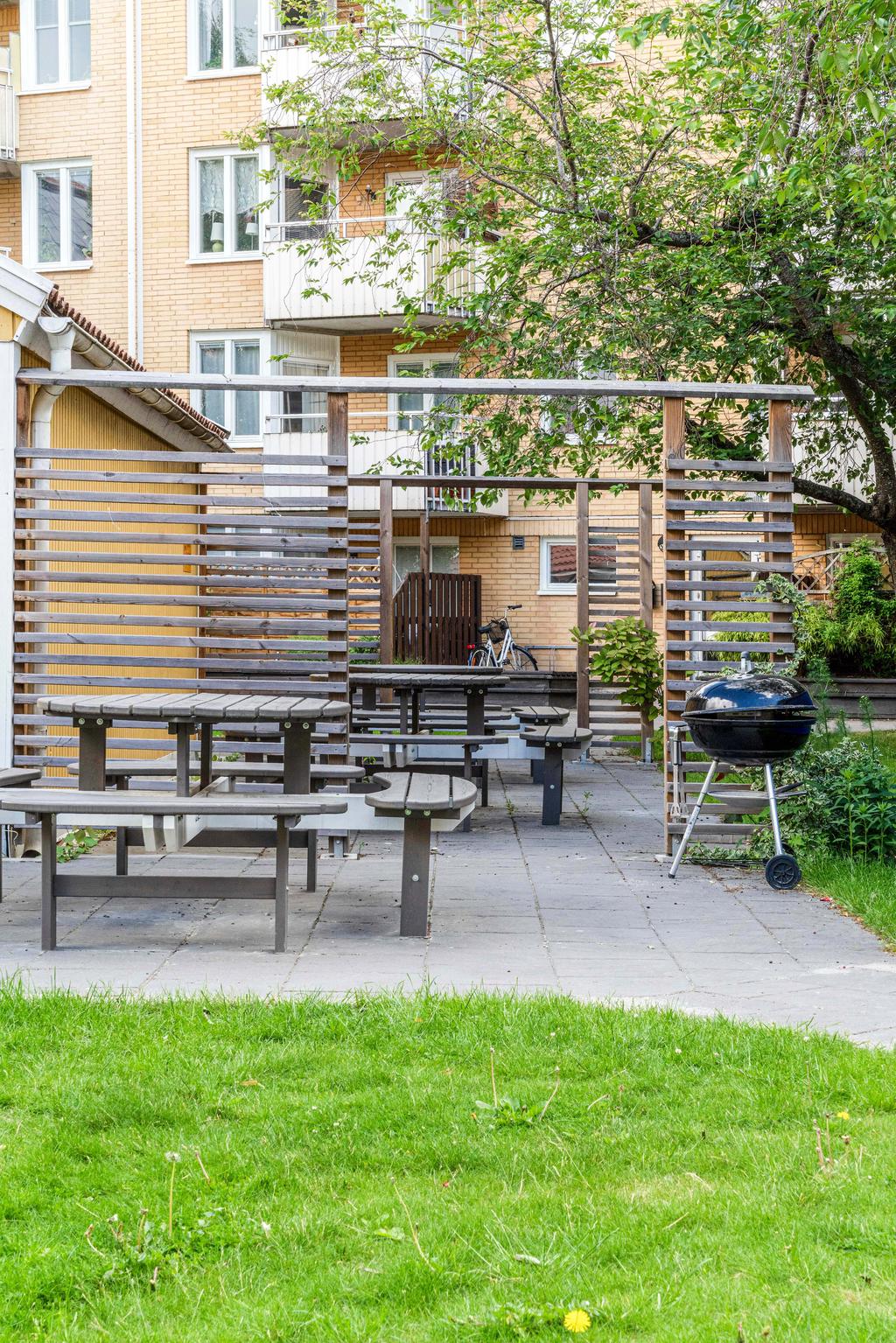 Innergård med sittgrupper