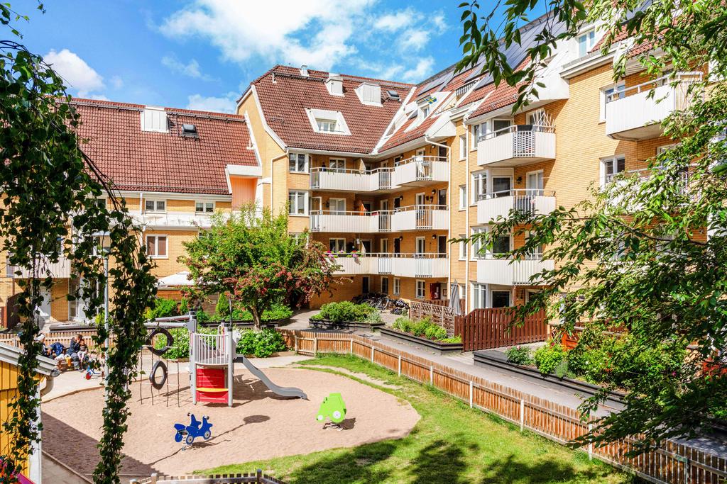 Balkong vänd mot den trevliga innergården