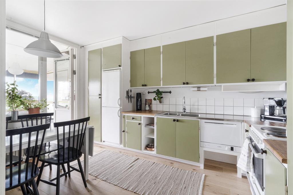 Kök med utgång inglasad balkong