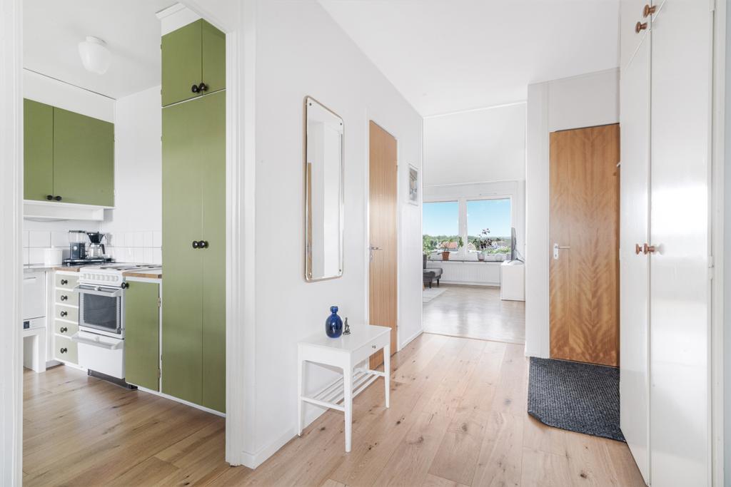 Hall med två inbyggda garderober och klädkammare