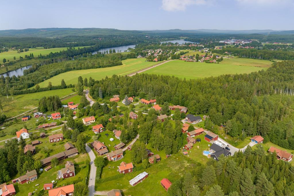 Myrholens vackra bymiljö och Västerdalälven från ovan.